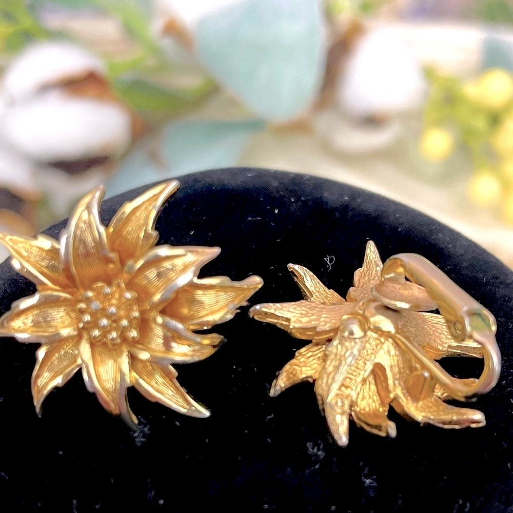 Boucher Gold Flower clip-on earrings - Picture 4 of 8
